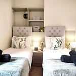 Douglas House, Near Hospital, Attractive And Comfy 2 Bedroom House With Enclosed Yard To Rear
