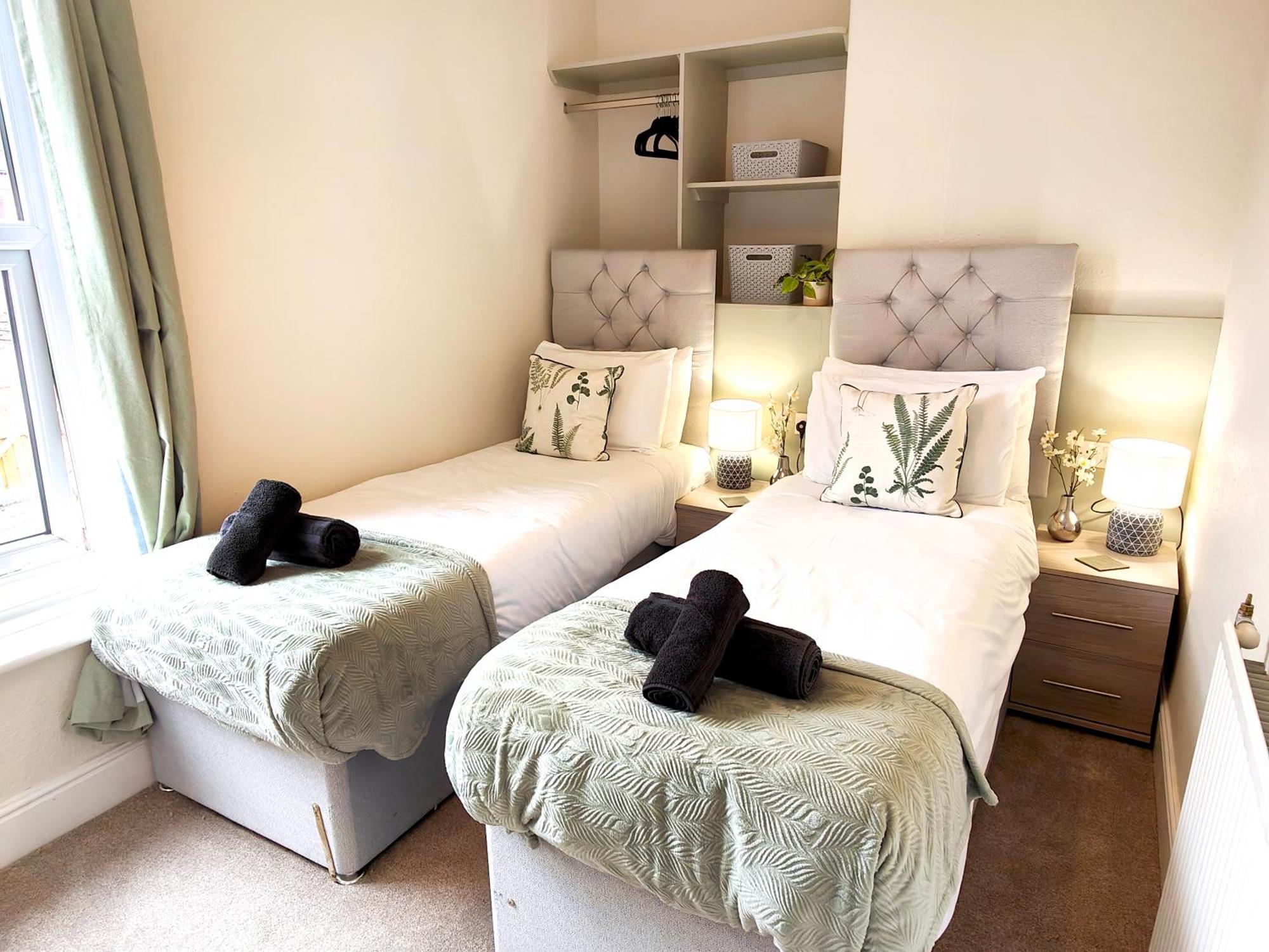 Apartment Douglas House, Near Hospital, Attractive And Comfy 2 Bedroom House With Enclosed Yard To Rear