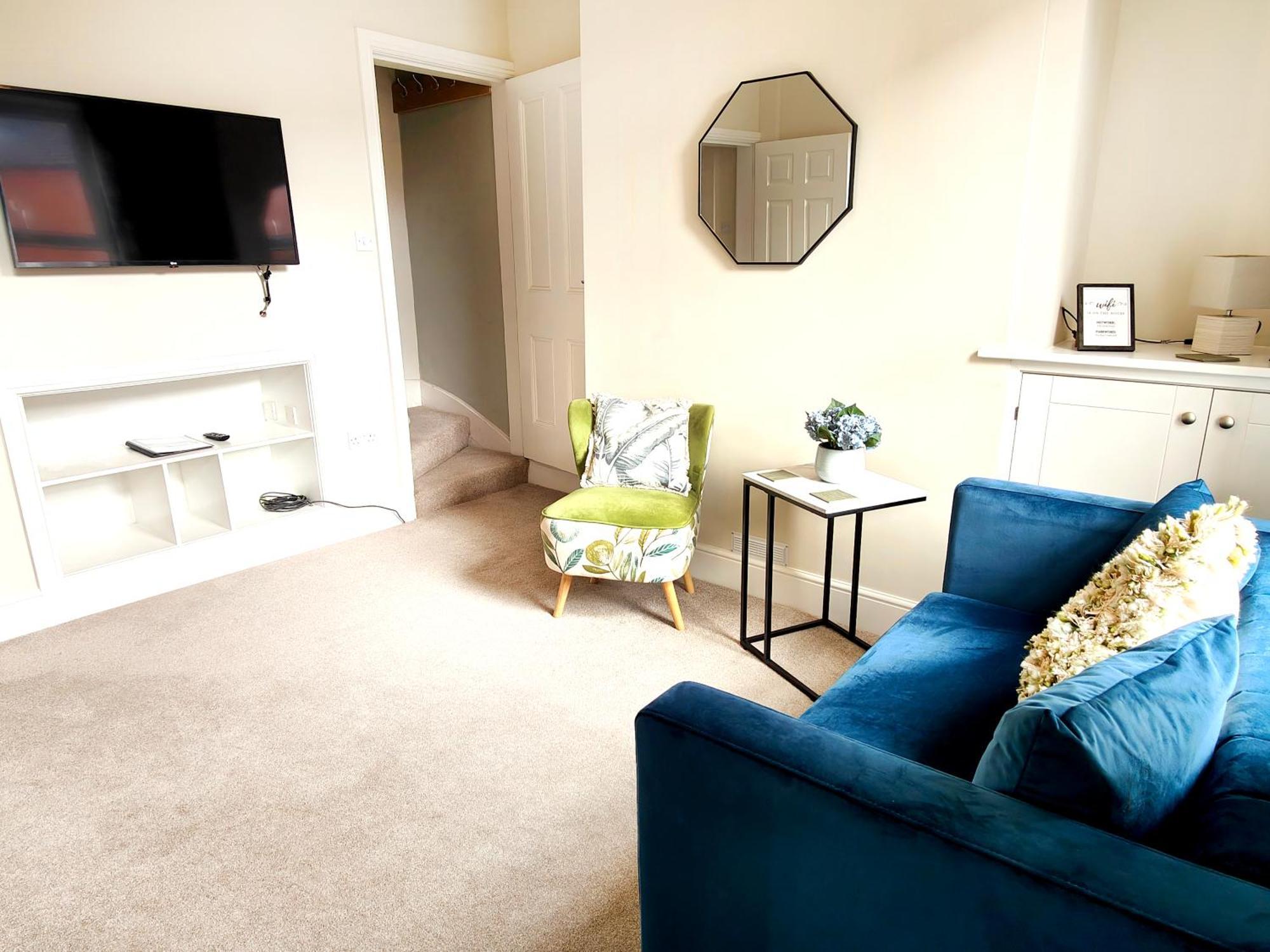 Douglas House, Near Hospital, Attractive And Comfy 2 Bedroom House With Enclosed Yard To Rear Apartment *