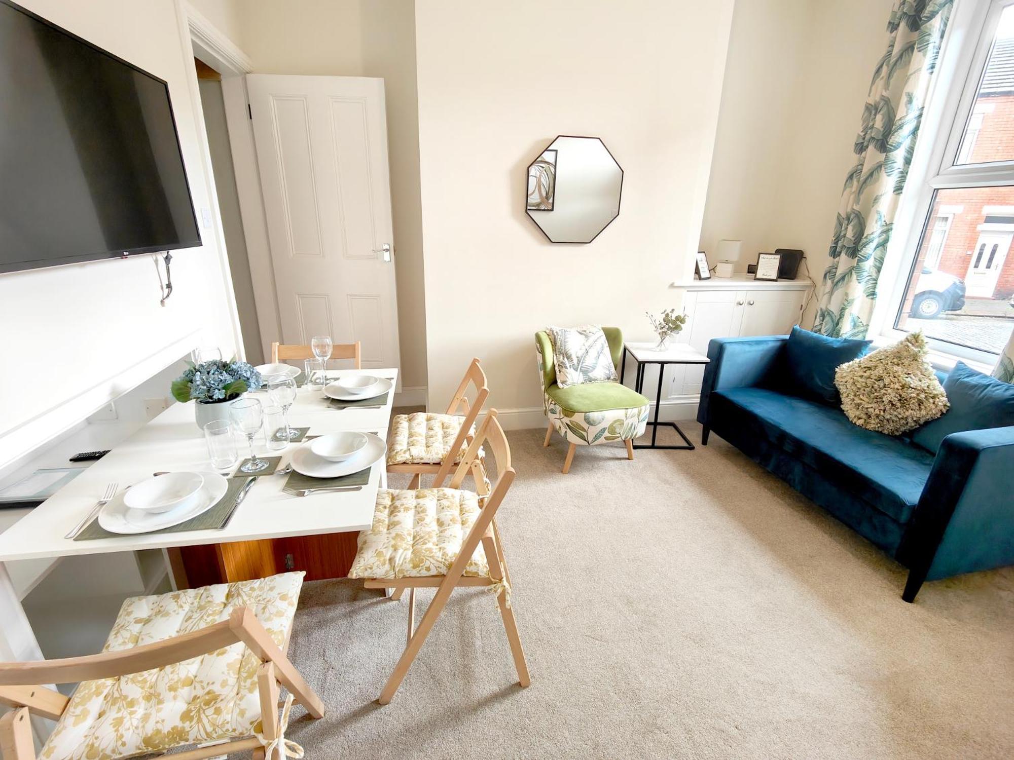 Apartment Douglas House, Near Hospital, Attractive And Comfy 2 Bedroom House With Enclosed Yard To Rear