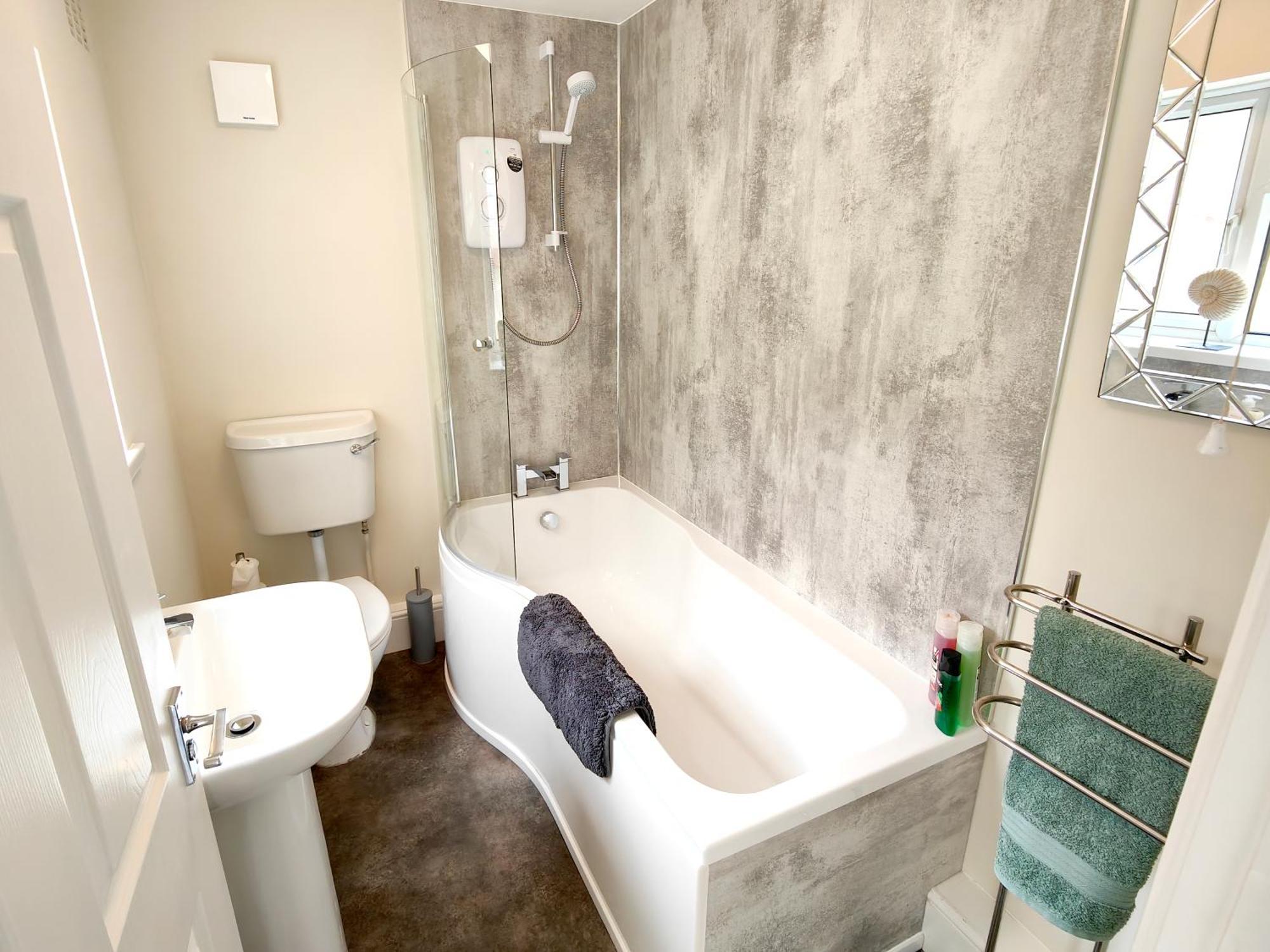 Douglas House, Near Hospital, Attractive And Comfy 2 Bedroom House With Enclosed Yard To Rear Apartment *