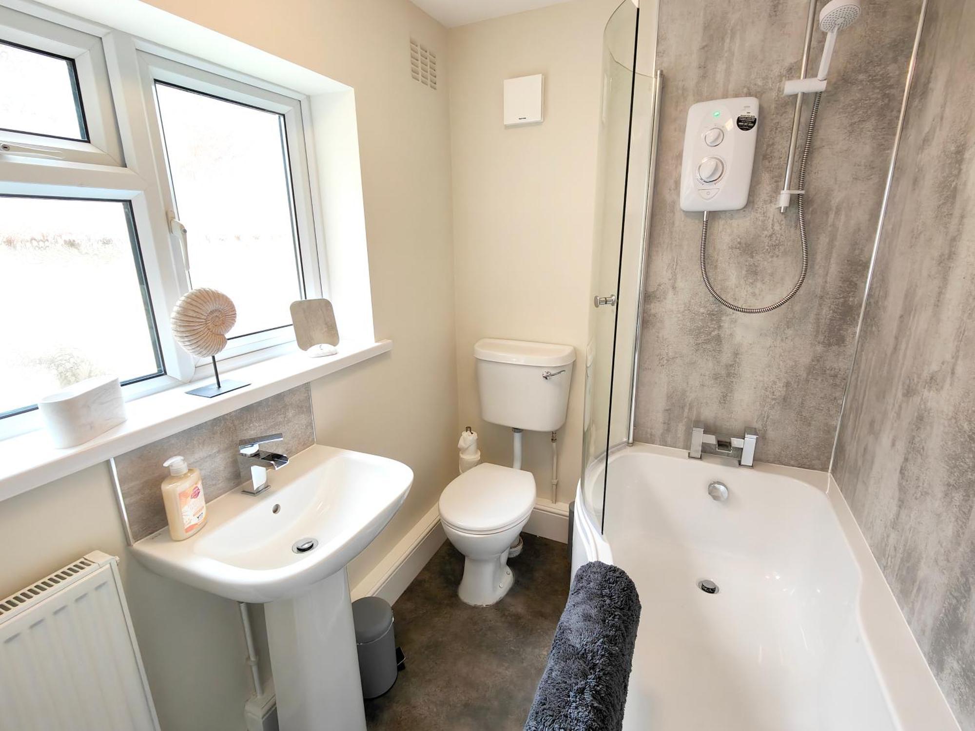 Apartment Douglas House, Near Hospital, Attractive And Comfy 2 Bedroom House With Enclosed Yard To Rear *